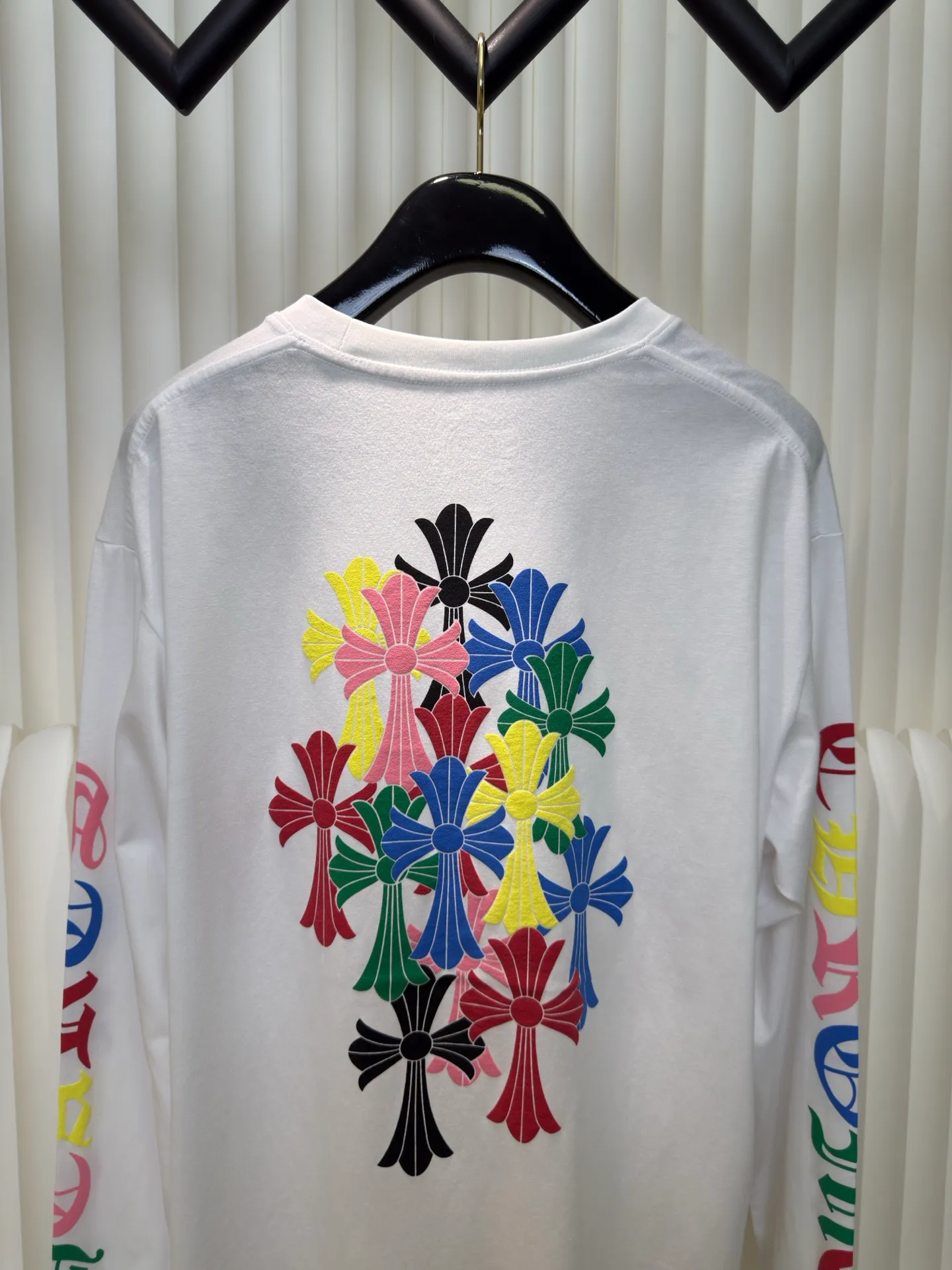 P300 Chrome Heart Miami limited color cross long sleeves. The fabric is made of 26-woven 220g cotton. The printing uses high-temperature ink printing technology, and the color of the printing area is extremely complex. Size S M L